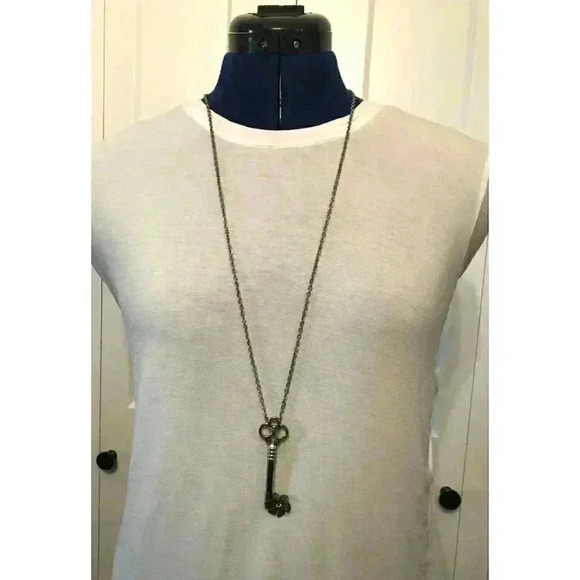 Silver Tone Chain Necklace‎ W/ Key Flower Pendant SUPER CUTE - Picture 1 of 8
